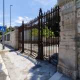 � composto da un massiccio cancello in ferro tra due colonne in pietra...